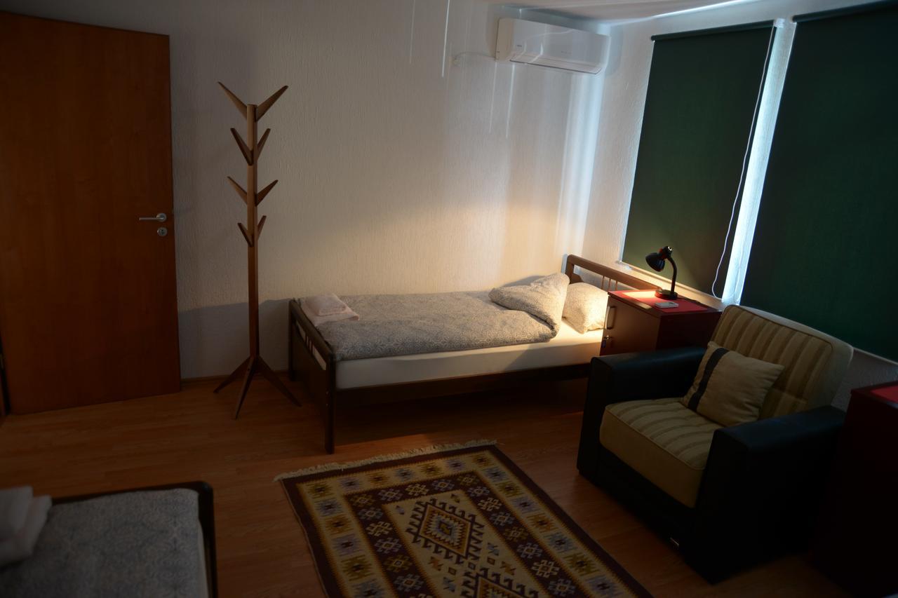 Hostel Tuba Pristina Exteriör bild