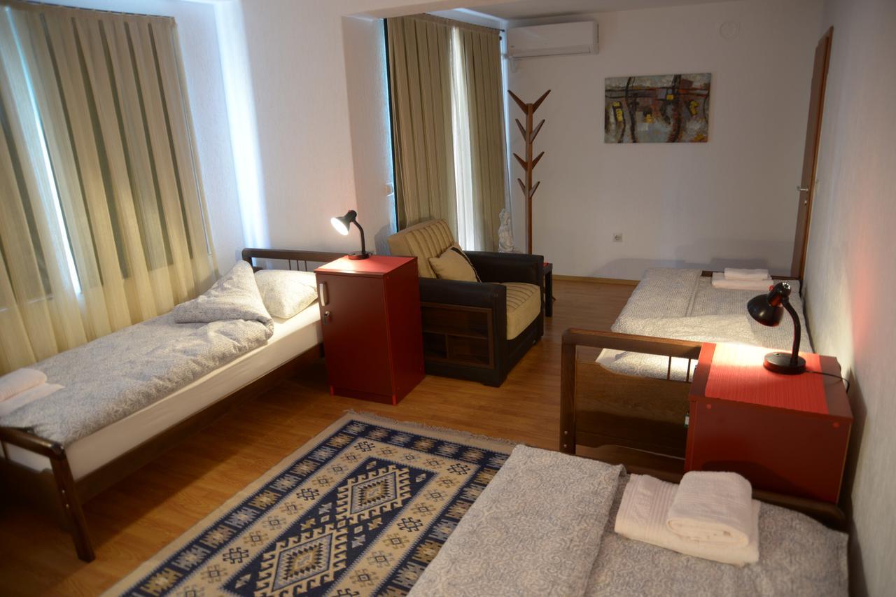 Hostel Tuba Pristina Exteriör bild