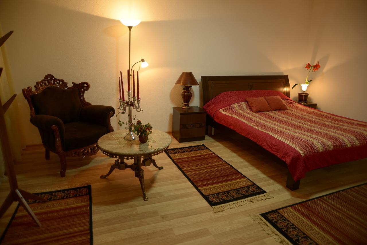 Hostel Tuba Pristina Exteriör bild