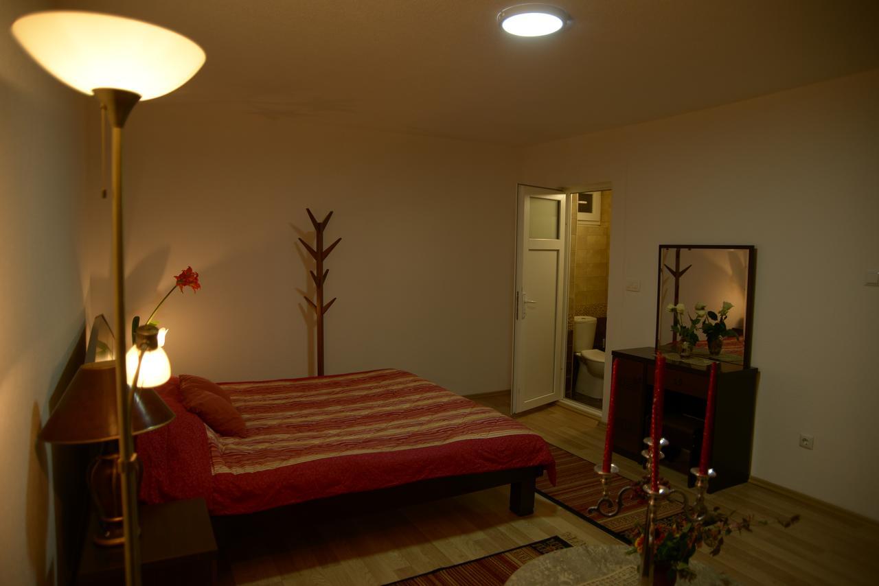 Hostel Tuba Pristina Exteriör bild