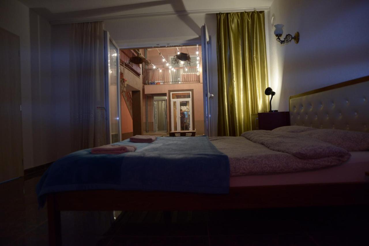 Hostel Tuba Pristina Exteriör bild