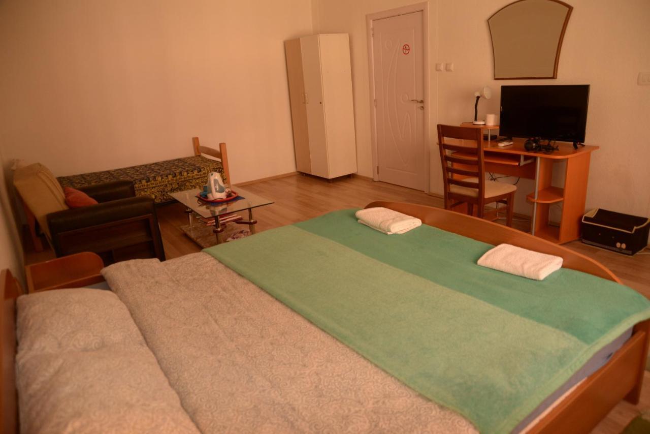 Hostel Tuba Pristina Exteriör bild